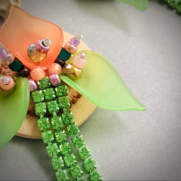 Earrings with a wood floral pendant - Picture 6 of 16